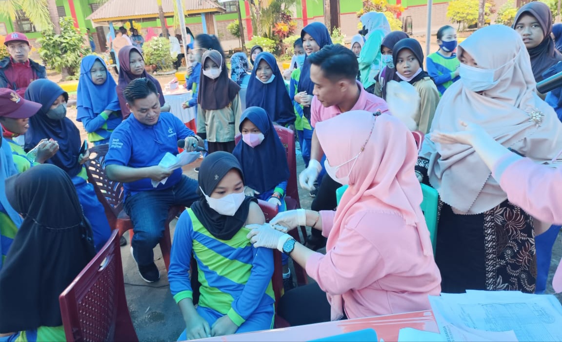 Pemberian imunisasi anak di Konawe, Sulawesi Tenggara. (Foto: Ist)