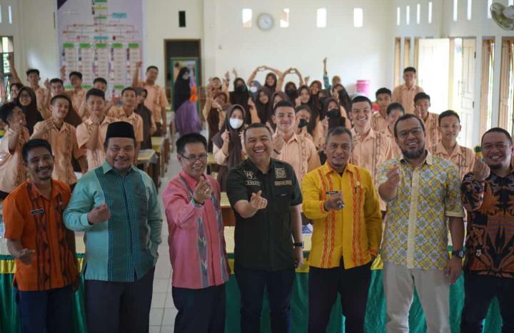 Wakil Ketua Komisi III DPRD Sultra, Aksan Jaya Putra saat melaksanakan sosialisasi ideologi Pancasila dan wawasan kebangsaan (Foto: La Niati/SULTRAKINI.COM)