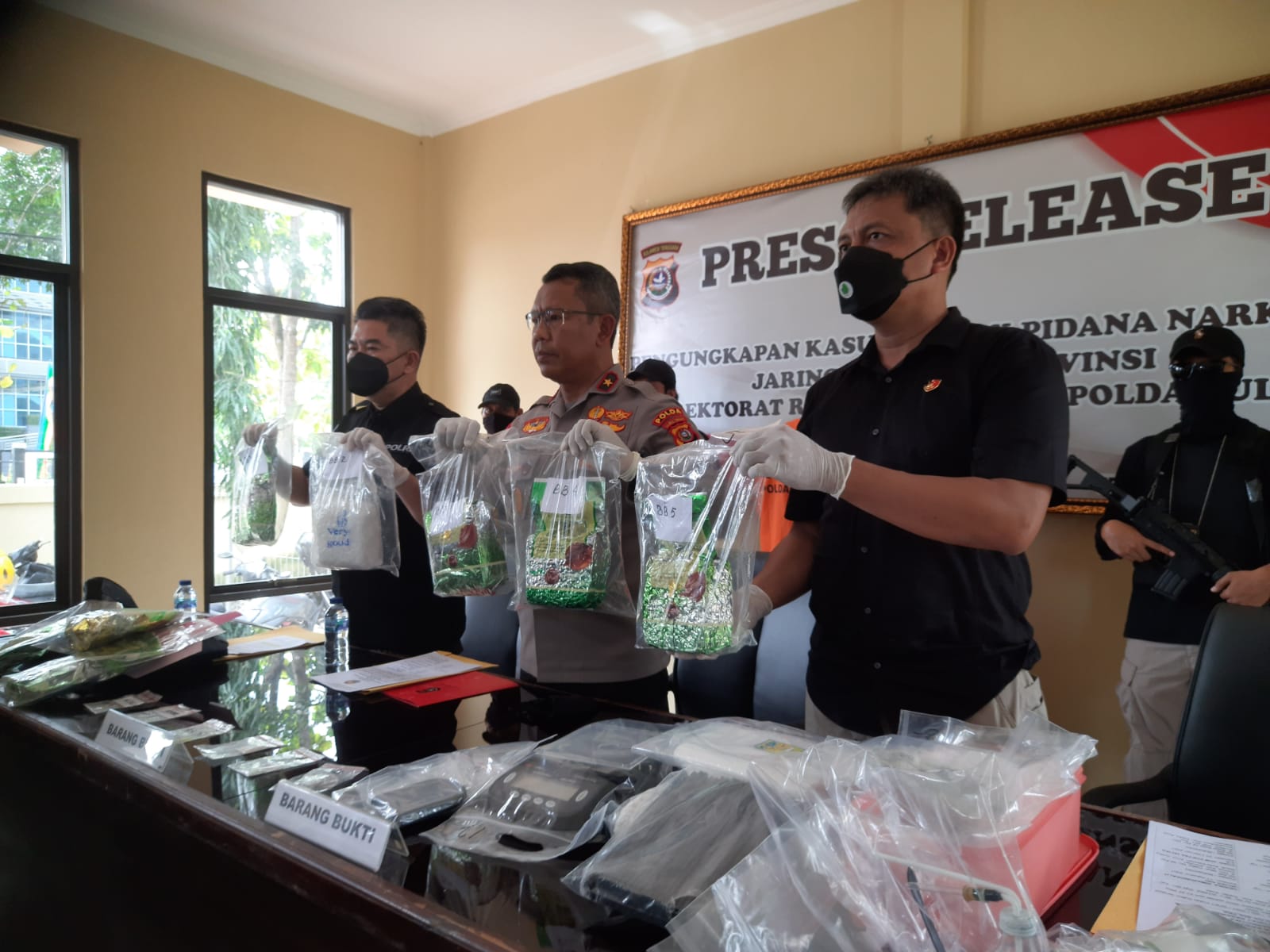 Wakapolda Sultra, Brigjen Pol Waris Angono (tengah) saat mengangkat barang bukti Sabu hasil tangkapan dari dua pelaku, (Foto: Riswan/SULTRAKINI.COM) ﻿