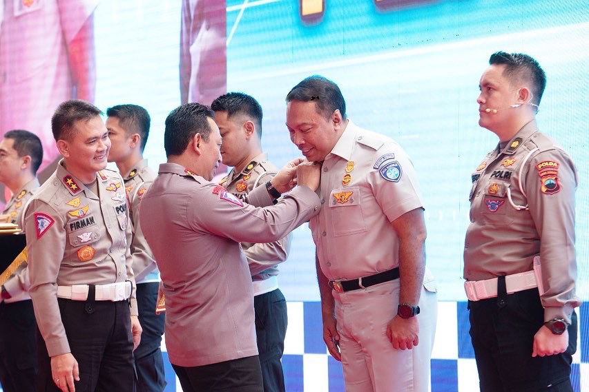 Kapolri, Jenderal Polisi Listyo Sigit Prabowo menyematkan pin tanda kehormatan Bhayangkara Lalu Lintas Polri kepada Direktur PT Jasa Raharja Rivan A Purwanto. (Foto: Ist)