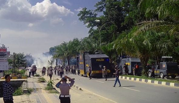 Bentrok antara sejumlah orang dan aparat kepolisian. (Foto: Riswan/SULTRAKINI.COM)