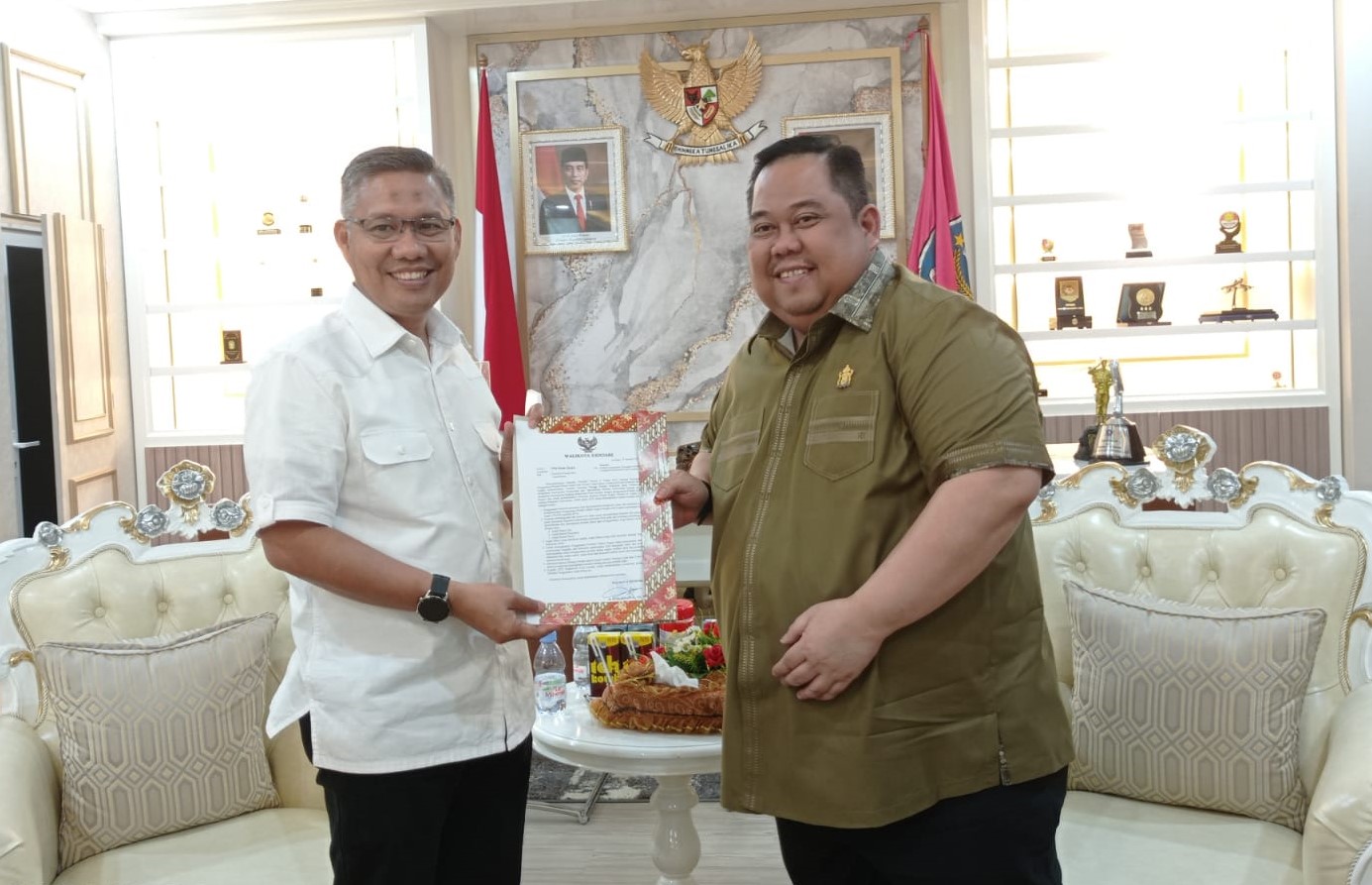 Ketua Kadin Sultra, Anton Timbang (kanan) saat bertemu dengan Wali Kota Kendari, Sulkarnain Kadir. (Foto: Ist)