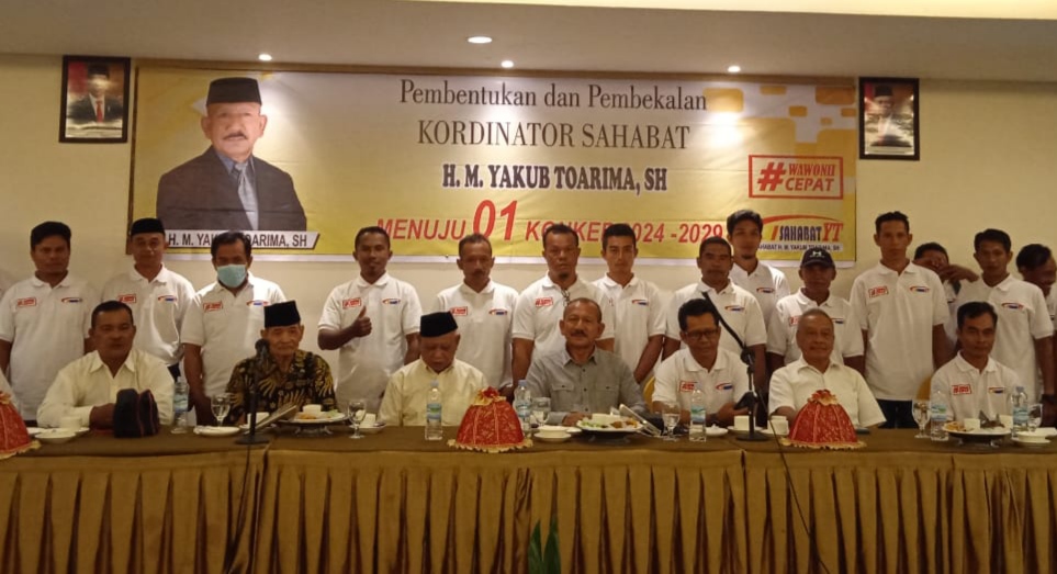 H. M Yakub Toarima (tengah) saat melakukan pembekalan Sahabat YT menuju 01 Konkep 2024. (Foto: Hasrul Tamrin/SULTRAKINI.COM)