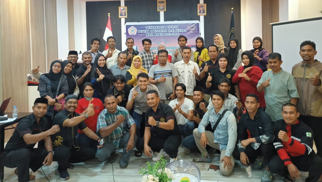 Ketua Umum PO Sultra, Fajaruddin Wunanto (tengah) bersama pengurus dan perwakilan cabang PO se- Sulawesi Tenggara, (Foto: LM Nur Alim/SULTRAKINI.COM)