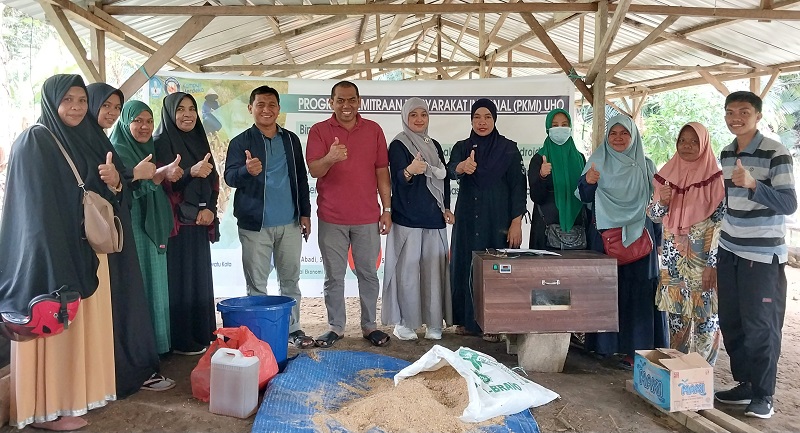 Foto Bersama Tim PKM-I dengan Kelompok Wanita Ternak Itik