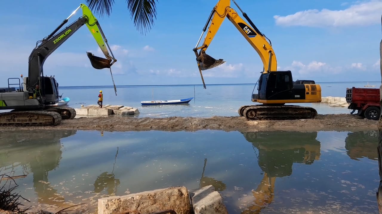 Alat berat yang sedang melakukan pekerjaan proyek pangaman pantai di Desa Matahora. (Foto: Amran Mustar Ode/SULTRAKINI.COM) ﻿