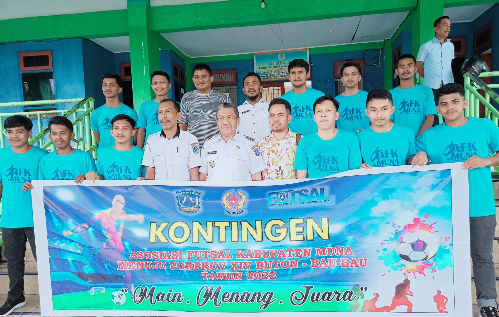 Wakil Bupati Muna Bachrun Labuta bersama kontingen Futsal Kabupaten Muna, (Foto: LM Nur Alim/SULTRAKINI.COM)