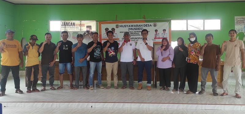 Foto bersama antara pihak CSR Antam, Jari, dan kelompok masyarakat nelayan di Desa Tapunopaka. Foto: IST
