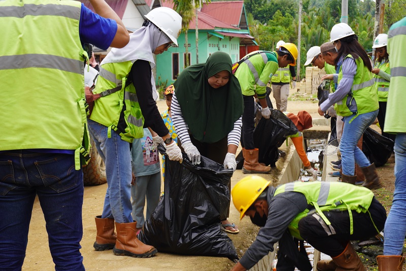 Karyawan PT GKP bersama masyarakat Desa Sukarela Juara membersihkan lingkungan desa, Jumat (10 Februari 2023). Foto: IST.