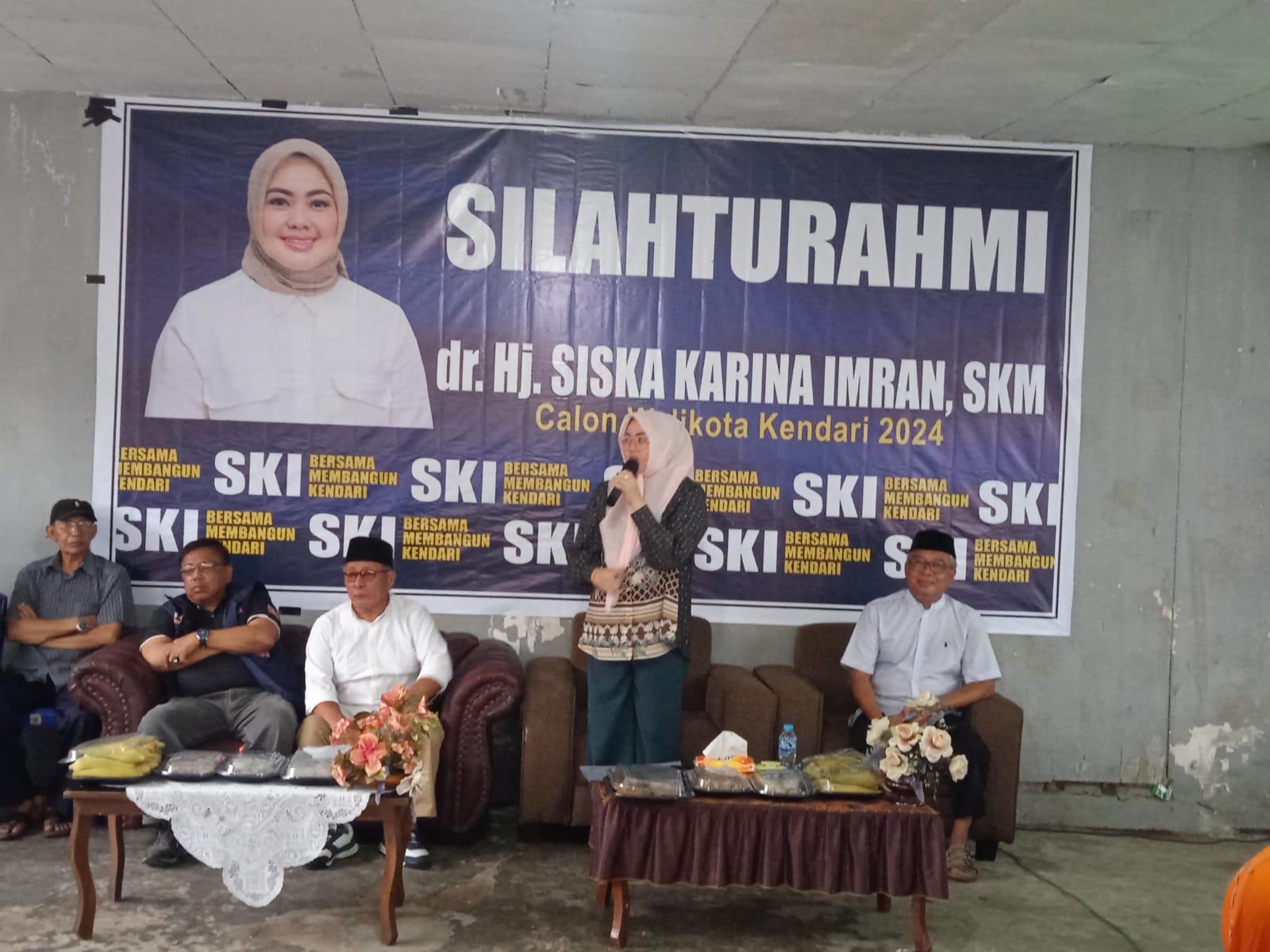 Siska Karina Imran (depan) bersilaturahmi dengan warga di Jalan Sarungga, Kemaraya. (Foto: Hasrul Tamrin/SULTRAKINI.COM)