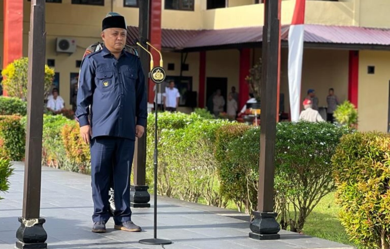 Bupati Kery Saiful Konggoasa saat memimpin upacara pembukaan peningkatan kapasitas kepala desa se- Kabupaten Konawe. (Foto: Ist)