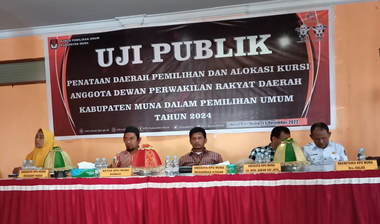 Ketua KPU Kabupaten Muna, Kubais (tengah) beserta jajarannya saat uji publik usulan Dapil Kabupaten Muna, (Foto: Dok.KPU)