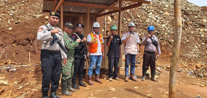Tim pengamanan objek vital nasional Antam Konut bersama pimpinan Antam Konut usai melaksanakan patroli di kawasan tersebut. Foto: IST.