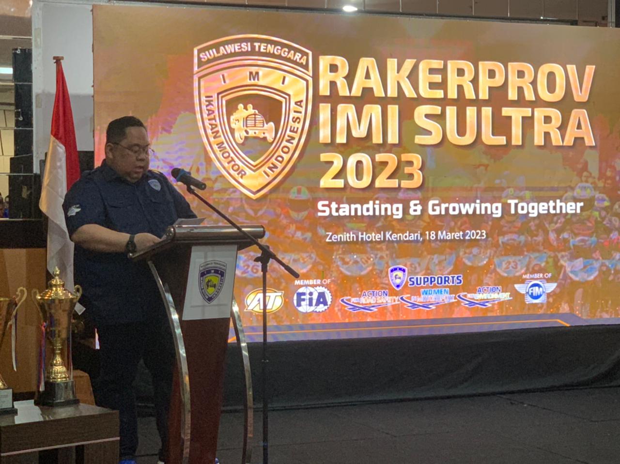 Ketua Kadin Sultra, Anton Timbang menyampaikan sambutan pada pembukaan Rakerprov IMI Sultra Ke V. (Foto: Ist)