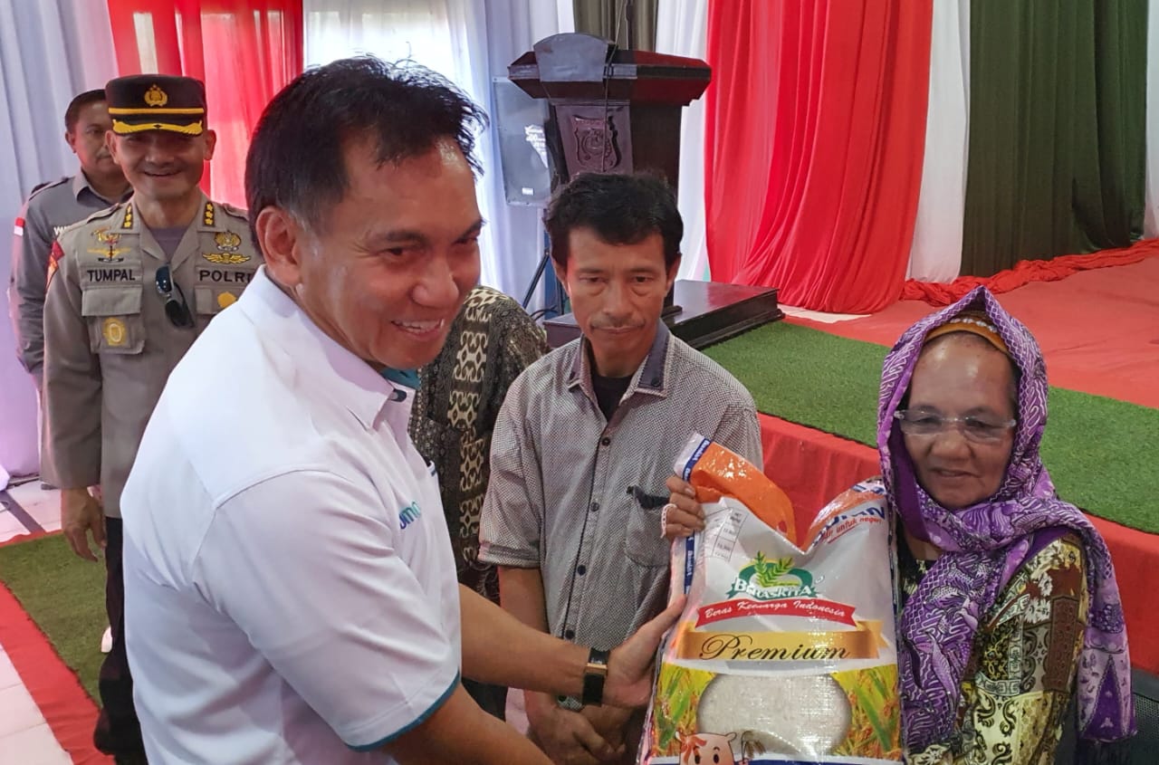 Direktur Utama PT ANTAM Tbk, Nicolaus D. Kanter menyerahkan bantuan beras kepada masyarakat desa lingkar ring I wilayah IUP PT ANTAM. (Foto: Ist) ﻿