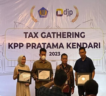 Kepala KPP Pratama Kendari, Muhammad Yusrie Abas menyerahkan penghargaan kepada Fitri Anita Hamid selaku Finance perwakilan PT.TMS. (Foto: Ist)