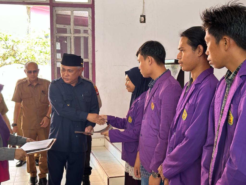 Bupati Konawe, Kery Saiful Konggoasa menyerahkan beasiswa secara simbolis kepada mahasiswa Unilaki. (Foto: Ist)