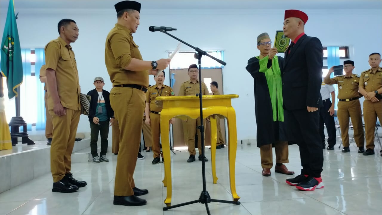 Sekda Konawe, Ferdinand Sapan saat mengambil sumpah dan jabatan pimpinan tinggi pratama lingkup Pemda Konawe. (Foto: Ist)