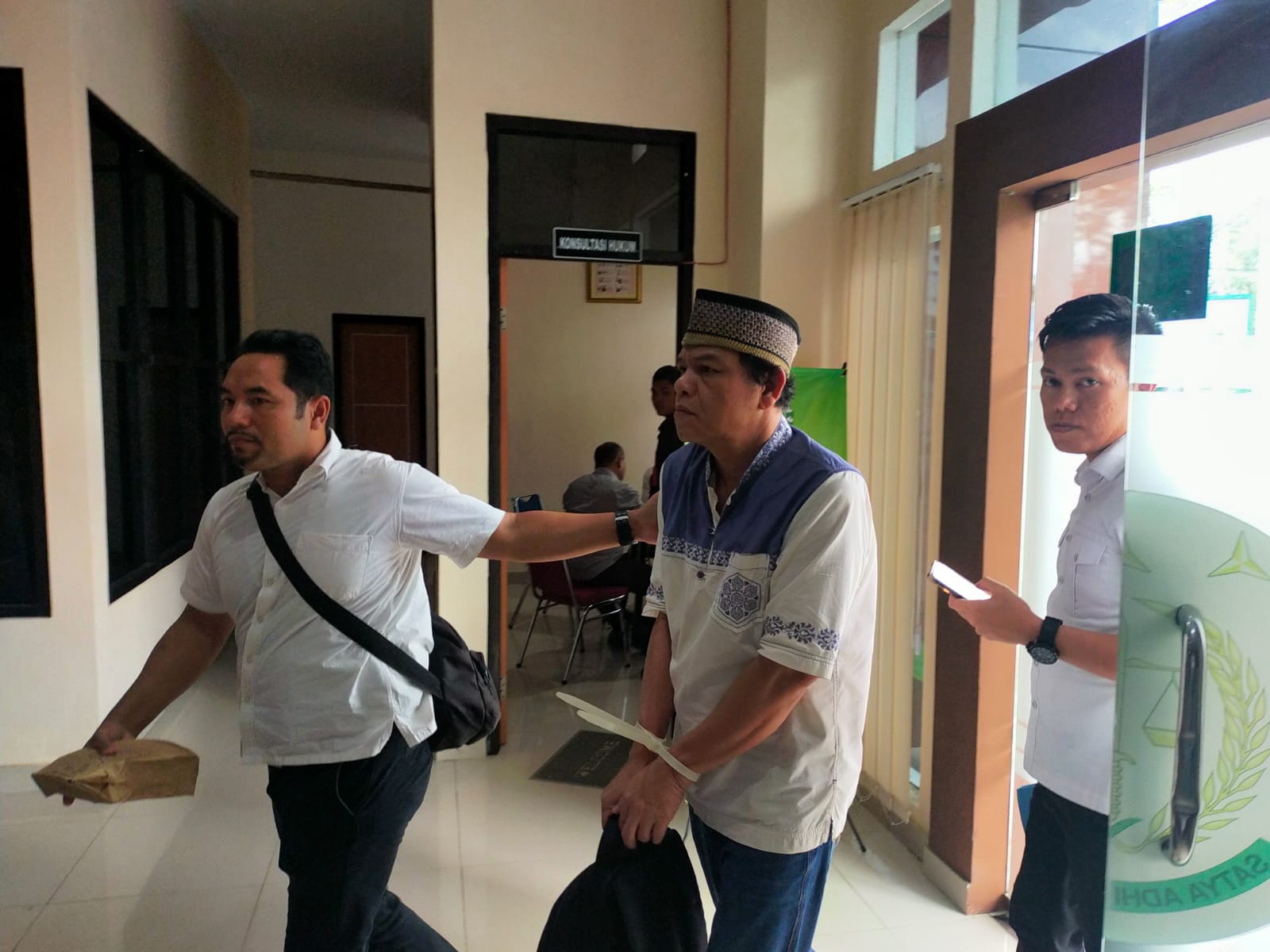Tersangka kasus penggelapan uang PT APN di limpahkan ke JPU, Kejati Sultra. (Foto: Ist) ﻿