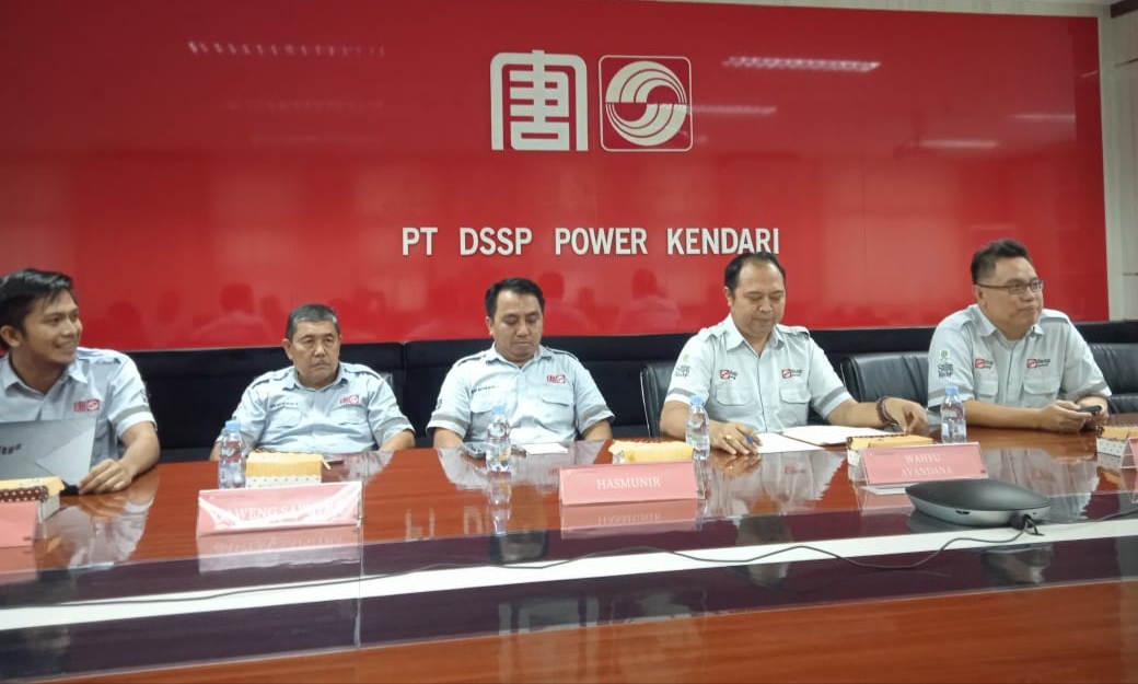 Manajemen PT DSSP Power Kendari saat mengklarifikasi isu pencemaran di Desa Tanjung Tiram, Moramo Utara. (Foto: Hasrul Tamrin/SULTRAKINI.COM)