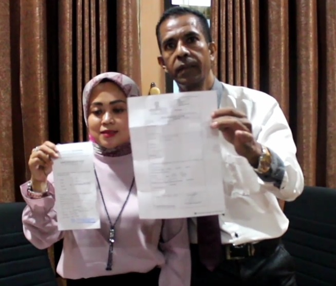 Wakil Ketua DPRD Subang Lina Marlina didampingi kuasa hukumnya, memperlihatkan keterangan bahwa dirinya tidak hamil, di hadapan sejumlah wartawan di Subang, Senin (7 Agustus 2023). FOTO: Mamat Rahmat/SultraKini.com