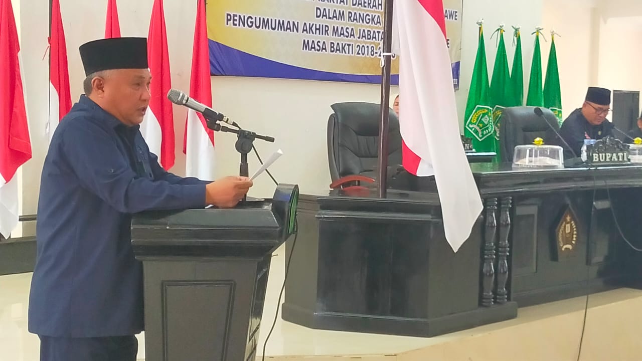 Bupati Konawe, Kery Saiful Konggoasa saat menyampaikan permohonan maaf kepada masyarakat pada rapat paripurna masa akhir jabatannya. (Foto: Ist)