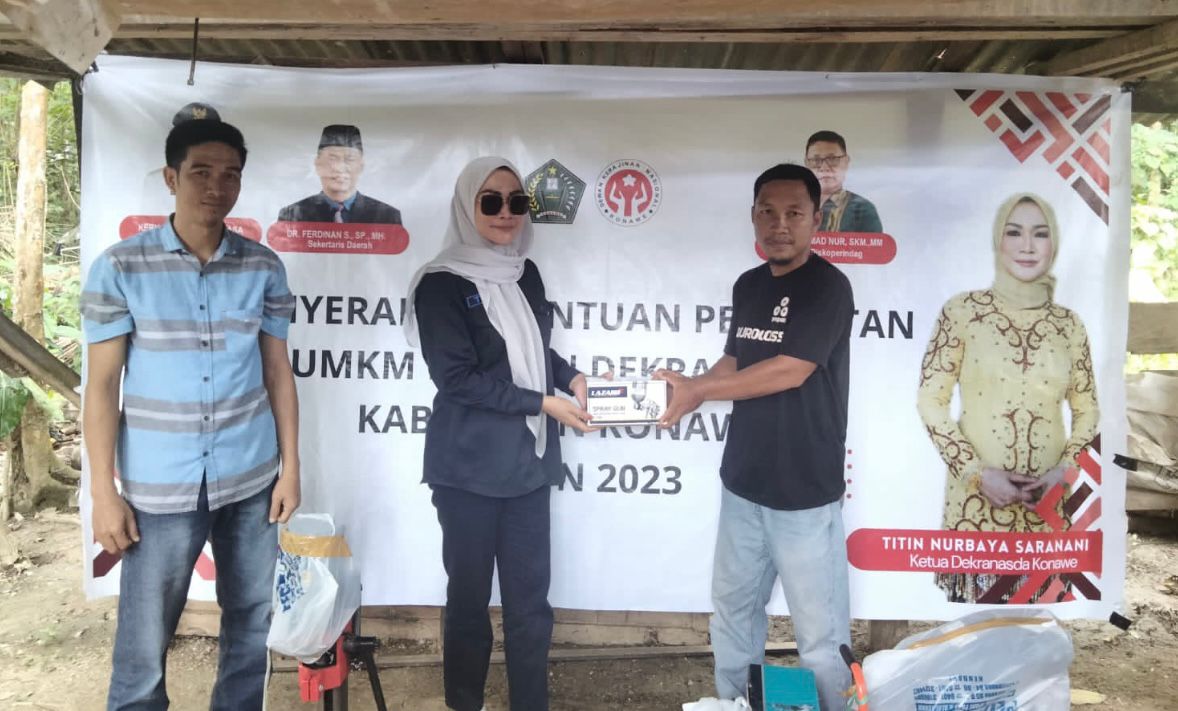 Ketua Dekranasda Konawe, Titin Nurbaya Saranani menyerahkan bantuan kepada kelompok UKM. (Foto: Ist)