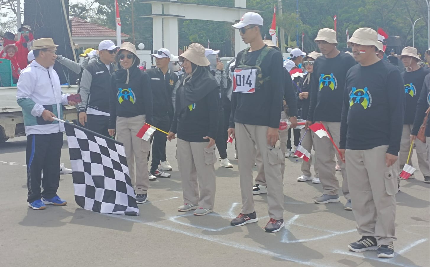 Asisten III Sekretariat Pemda Konawe, Burhan, didampingi Kadis Pemuda dan Olahraga Konawe melepas peserta gerak jalan 17 kilometer. (Foto: Ist)
