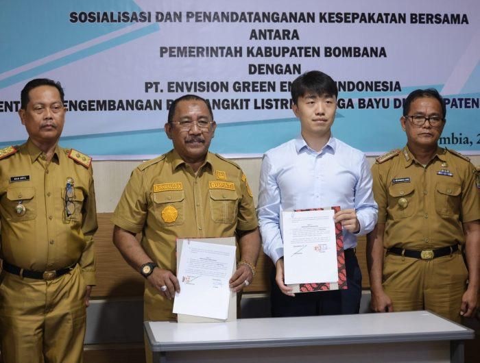 Pj Bupati Bombana Ir H Burhanuddin MSi usai penandatanganan MoU dengan PT Envision GreenEnergy Indonesia. FOTO: IST