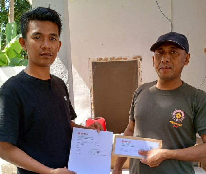 Penyerahan surat somasi kedua pada petugas jaga di rumah dinas Bupati Wakatobi. (Foto: istimewa)