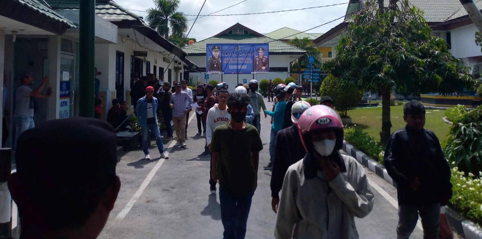APP-Sultra menggelar unjuk rasa di depan kantor Kejati Sultra mendesak Kajati melakukan pendalaman kasus korupsi di Blok Mandiodo. (Foto: Ist) ﻿