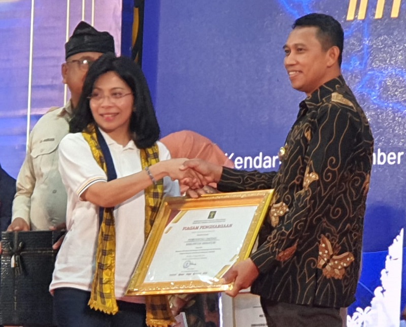 Pj Wali Kota Baubau ketika menerima penghargaan dari Kemenkumham di Kendari, 26 September 2023. Foto: IST