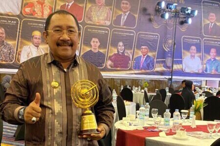 Pj Bupati Bombana, Burhanuddin saat menerima Sultra Award 2023. Foto: IST