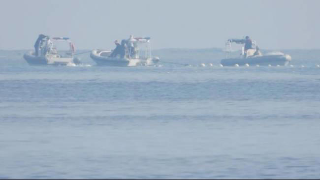 Penjaga Pantai Filipina (PCG) membongkar rintangan yang diletakkan oleh penjaga pantai Cina di Laut Cina Selatan.