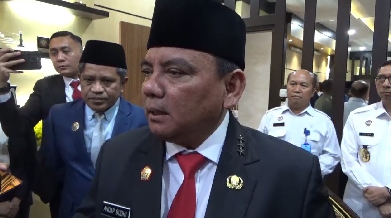 Pj Gubernur Sulawesi Tenggara, Andap Budhi Revianto sesaat setelah menegur Kadis Kominfo Ridwan Badala yang berada di sisi belakangnya. Foto: IST.