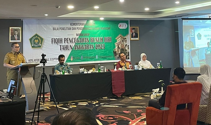 Penjabat Gubernur Gorontalo, Ismail Pakaya, memberikan sambutan pada Workshop Fiqh Pencegahan Bunuh Diri, Senin (18 September 2023). FOTO: IST