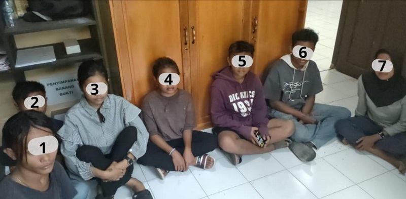 Tujuh terduga pelaku penganiayaan di Wakatobi. Foto: Humas Polres Wakatobi.