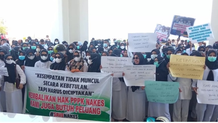 Ratusan Nakes berunjukrasa di DPRD Baubau memperjuangkan lowongan kejelasan bekerja dengan pemerintah melalui PPPK, Rabu (27 September 2023). FOTO: IST.