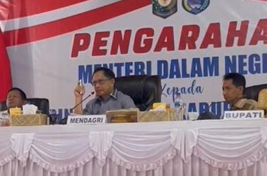 Mendagri Muhammad Tito Karnavian saat memberikan penegarahan didampingi Bupati Wakatobi Haliana. Foto: IST