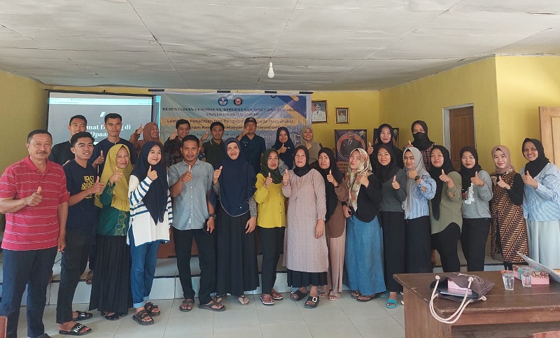 Foto bersama, peserta dan tim dari FISIP UHO, usai kegiatan pelatihan digital di Desa Opaasi, Konsel, Kamis. FOTO: IST.
