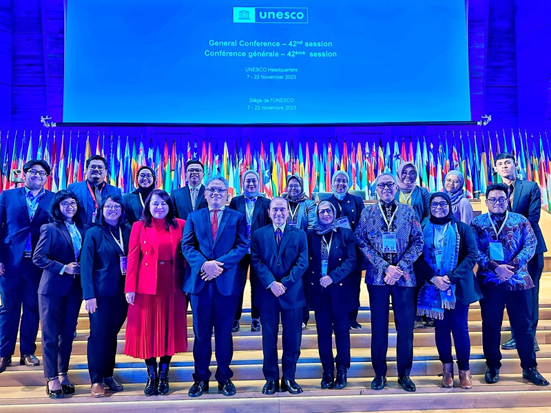 Sejumlah pejabat Indonesia yang menghadiri Konferensi Internasional UNESCO di Paris.