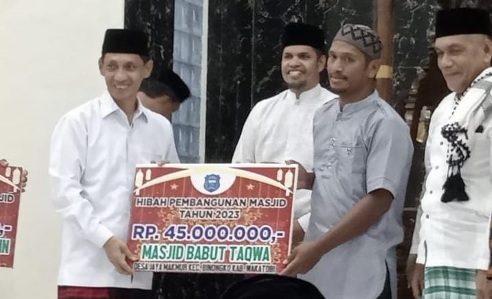 Bupati Haliana menyerahkan bantuan hibah Rp 45 juta kepada masjid di Wakatobi tetapi realita yang cair hanya Rp 40 juta. Foto: IST.