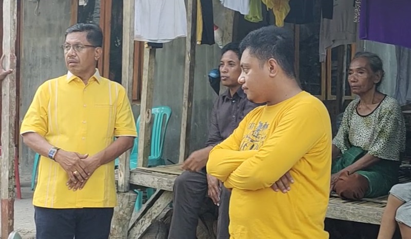 Ketua DPRD Wakatobi Hamiruddin, dan ketua AMPG Wakatobi, Ahmad Billfagih saat datang menyerahkan bantuan pada korban kebakaran. (Foto: Amran Mustar Ode/SULTRAKINI.COM)