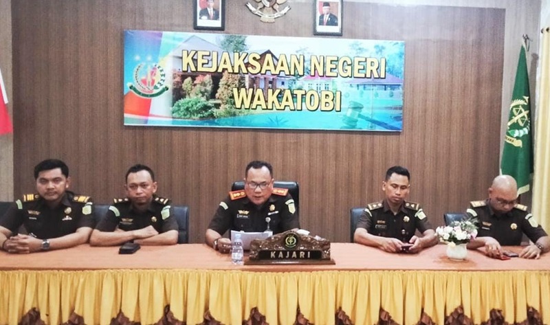 Kepala Kejaksaan Negeri Wakatobi, Dody Sinaga (tengah) didampingi sejumlah penyidik mengumumkan status tersangka pada proyek pemeliharaan berkala jalan Horuo-Kalimas Kaledupa, Senin (4/12/2023). FOTO: Amran/SultraKini.com