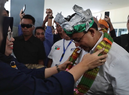 Capres Anies Baswedan disambut dengan kampurui Buton sebagai simbol penghormatan terttinggi. FOTO: IST.