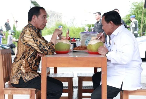 Momentum saat Jokowi dan Prabowo makan bakso di Magelang. FOTO: IST