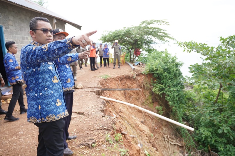 Pj Walikota Baubau, Dr Muh Rasman Manafi meninjau tanah longsor di Kelurahan Liwuto. FOTO: IST