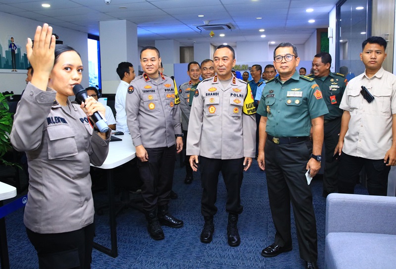 Kepala Divisi Humas Polri, Irjen. Pol. Sandi Nugroho bersama Kepala Kapuspen TNI, Nugraha Gumilar, beserta rombongan di Gedung Humas Polri pada Kamis (25 Januari 2024).