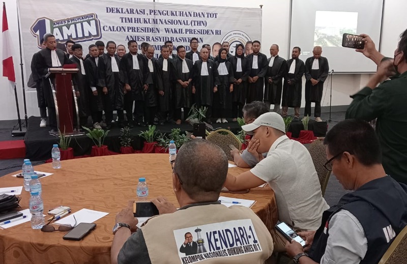 Deklarasi sekaligus pengukuhan Tim Hukum Nasional Capres Anies Rasyid Baswedan dan Muhaimin Iskandar, di Kendari, Minggu, 28 Januari 2024. FOTO: IST