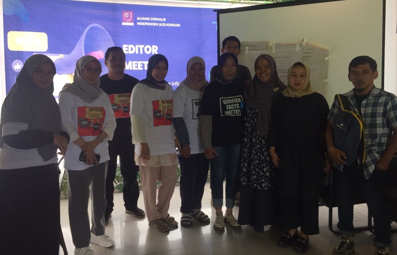 Sejumlah peserta editor meeting foto bersama pengurus AJI Kendari, Jumat (5 Januari 2024). FOTO: IST